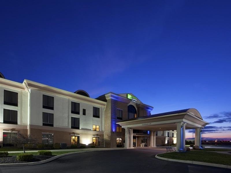 Двухместный люкс Holiday Inn Express Hotel & Suites Bowling Green, an IHG Hotel