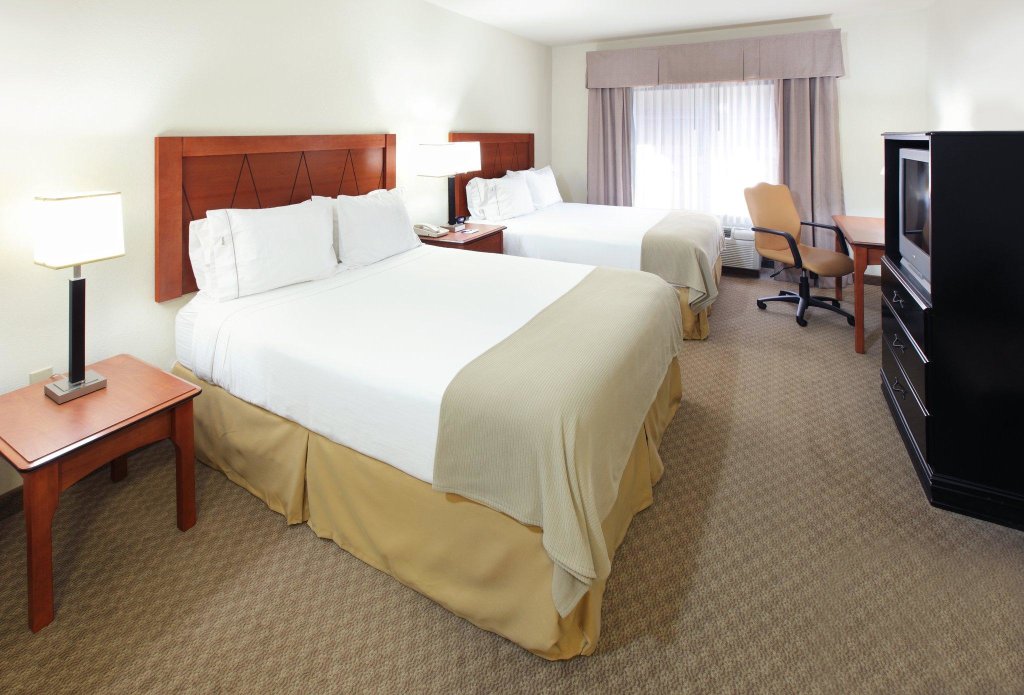 Люкс Holiday Inn Express Hotel & Suites Pine Bluff / Pines Mall, an IHG Hotel