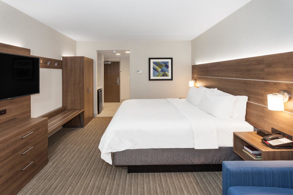 Двухместный люкс Holiday Inn Express Hotel & Suites Providence-Woonsocket, an IHG Hotel
