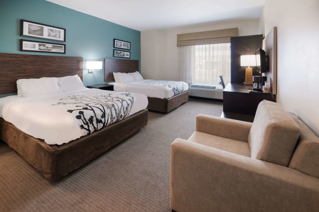 Четырёхместный номер Standard Sleep Inn & Suites Port Clinton