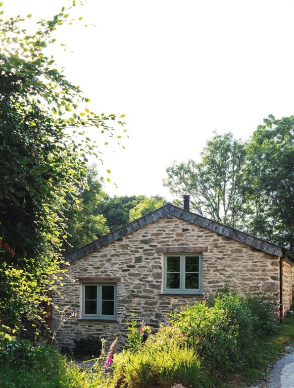 Luxury Cottage The Pigsty & Spa Garden at Tregoose Old Mill