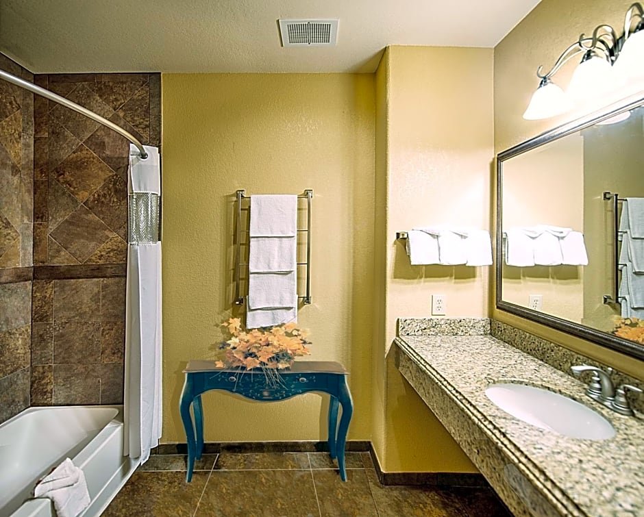 Standard Vierer Zimmer mit Balkon La Quinta Inn & Suites by Wyndham Marble Falls