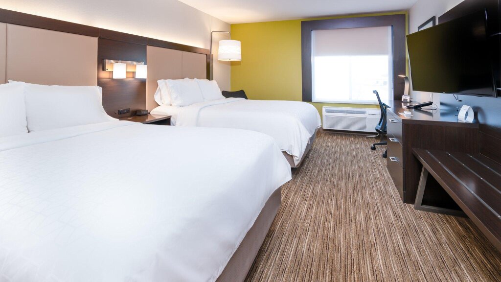 Четырёхместный номер Standard Holiday Inn Express Hotel & Suites Coon Rapids - Blaine Area, an IHG Hotel