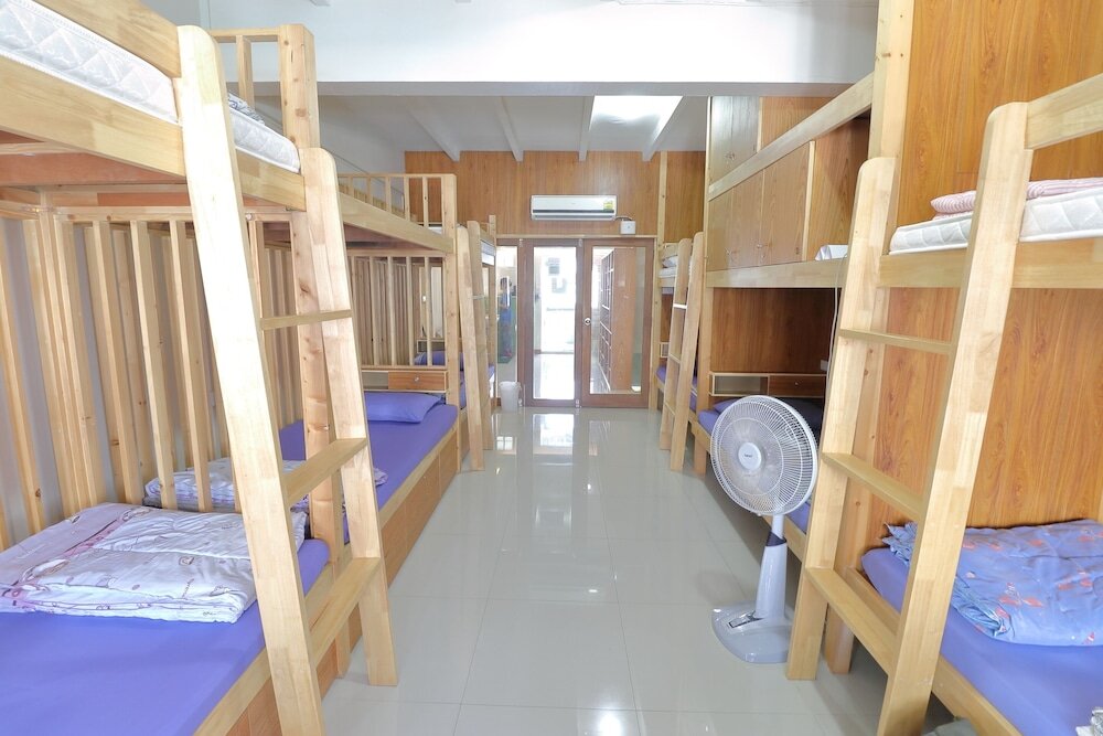 Кровать в общем номере Saen Sabai Hostel