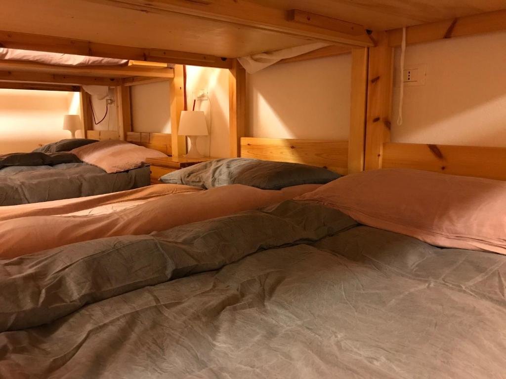 Кровать в общем номере Rifugio Lou Lindal
