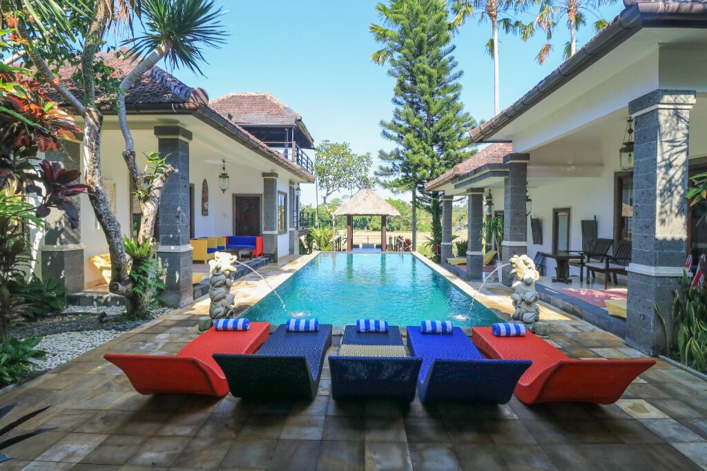 Кровать в общем номере с красивым видом из окна Balam Bali Villa
