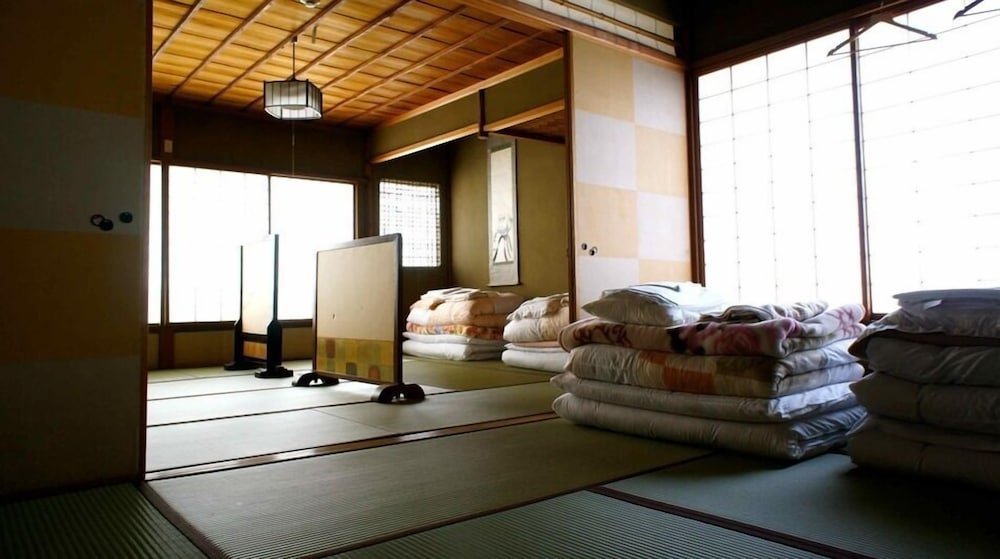 Кровать в общем номере Guesthouse Iori