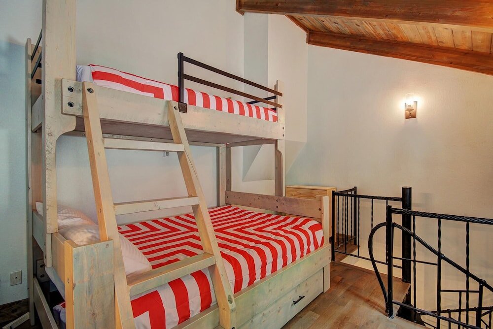 Cama en dormitorio compartido 6 habitaciones Eagle Ridge Escape 5 Bedroom Townhouse by RedAwning