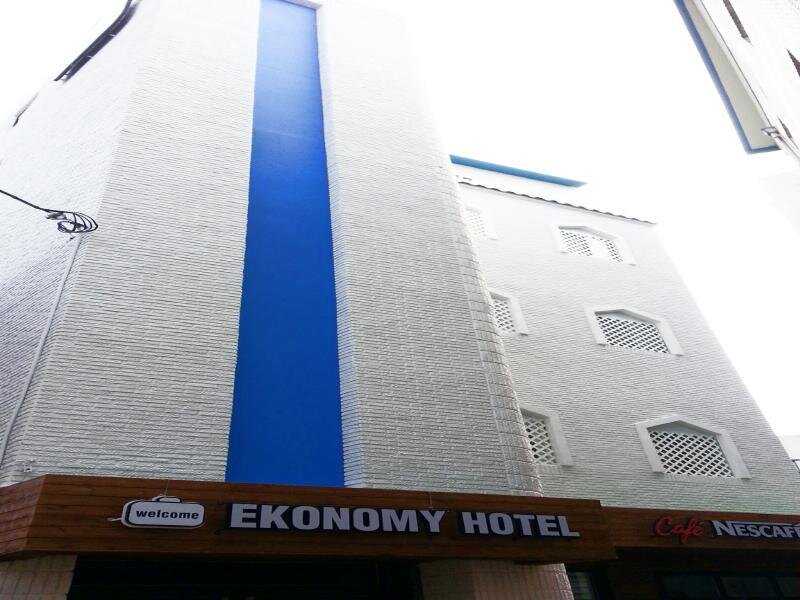 Кровать в общем номере Ekonomy Hotel Gumi