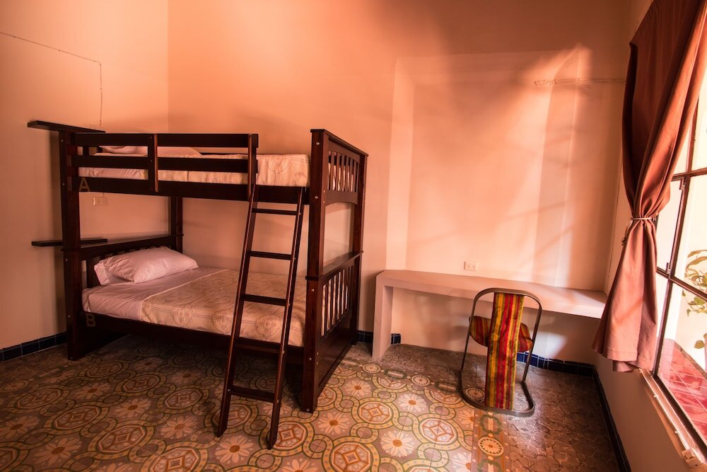 Кровать в общем номере (мужской номер) Casa de Juan Hostal