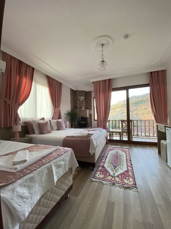 Трёхместный номер Comfort с балконом и с видом на горы Faralya Misafir Evi
