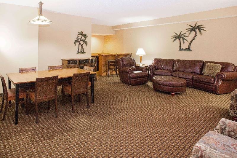 Suite Ramada Tropics Resort & Conf Center by Wyndham Des Moines