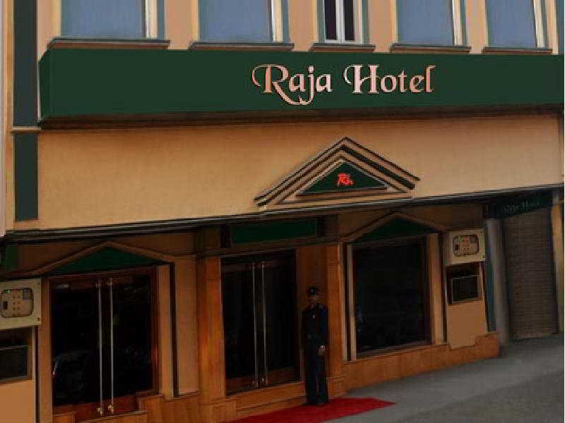 Кровать в общем номере Raja Hotel