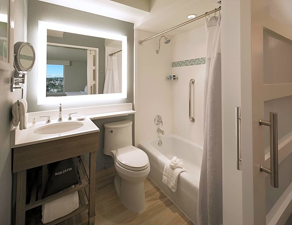 Standard Vierer Zimmer mit Meerblick Crowne Plaza Hotel Ventura Beach, an IHG Hotel