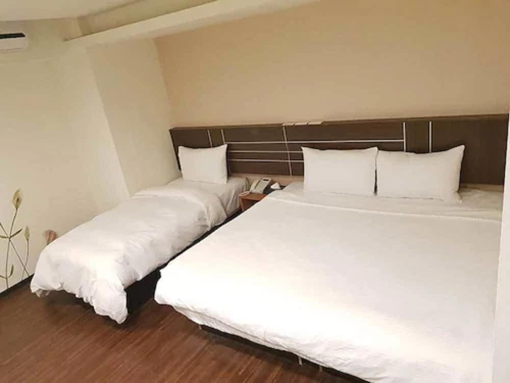 Трёхместный номер Standard c 1 комнатой Jhong-Sing Hotel