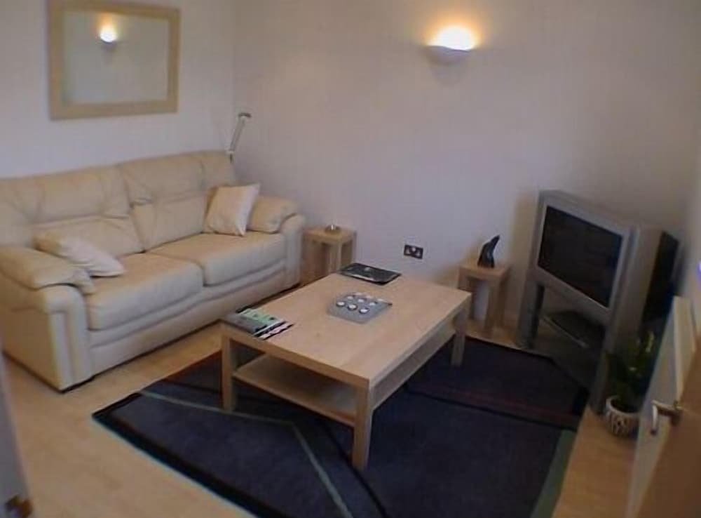 3 Bedrooms Standard Apartment Earle House Serviced Apartments
