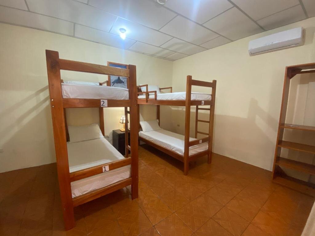 Кровать в общем номере (мужской номер) Hostal Vista al Mar