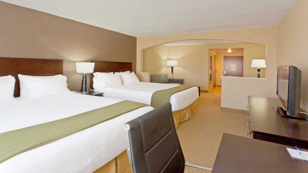 Четырёхместный номер Standard Holiday Inn Express Hotel & Suites Dover, an IHG Hotel