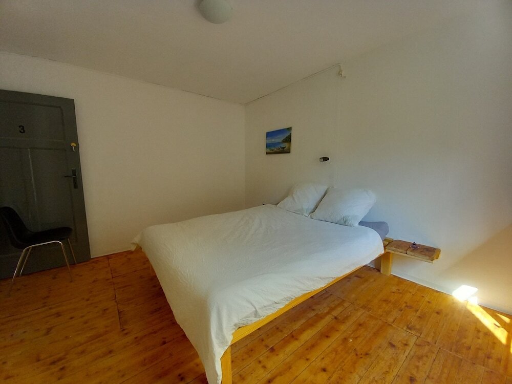 Bett im Wohnheim 1 Schlafzimmer mit Gartenblick Casa Coerente Cavergno Single Room 3