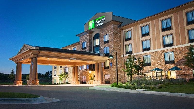 Люкс с видом на море Holiday Inn Express & Suites Wichita Northeast, an IHG Hotel