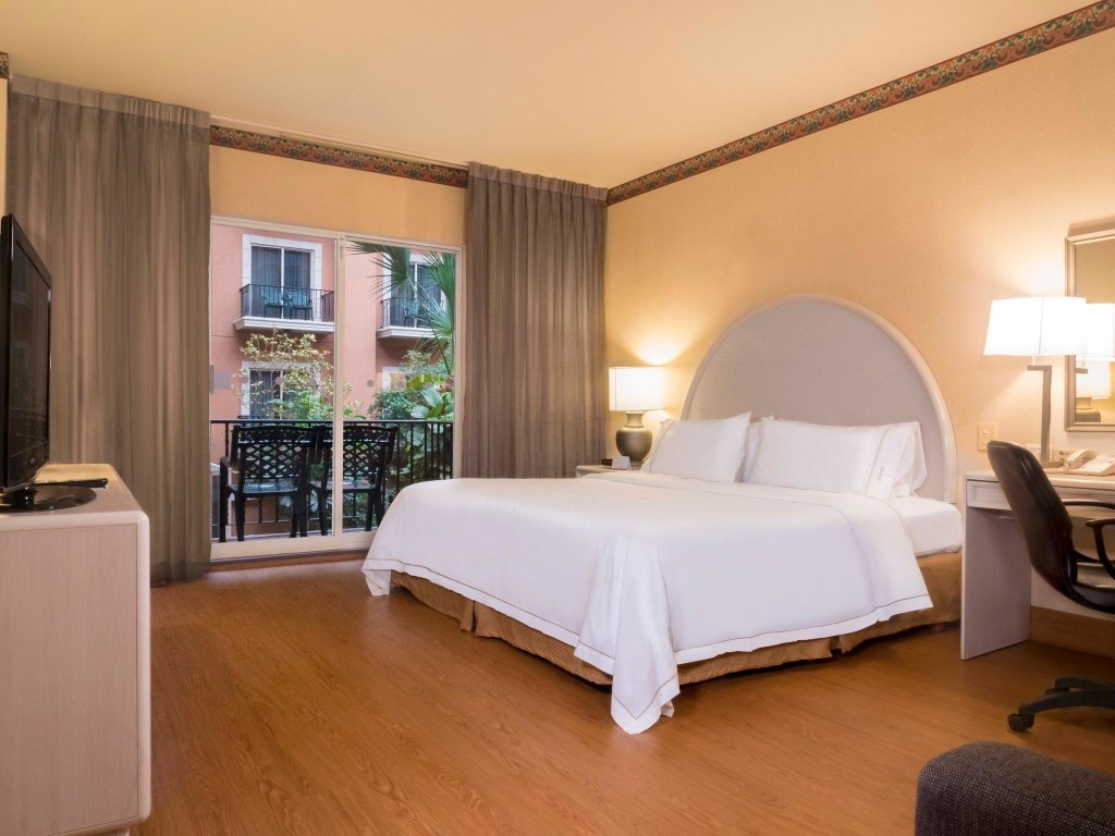 Двухместный номер Standard цокольный этаж Holiday Inn Express - Monterrey - Tecnologico, an IHG Hotel