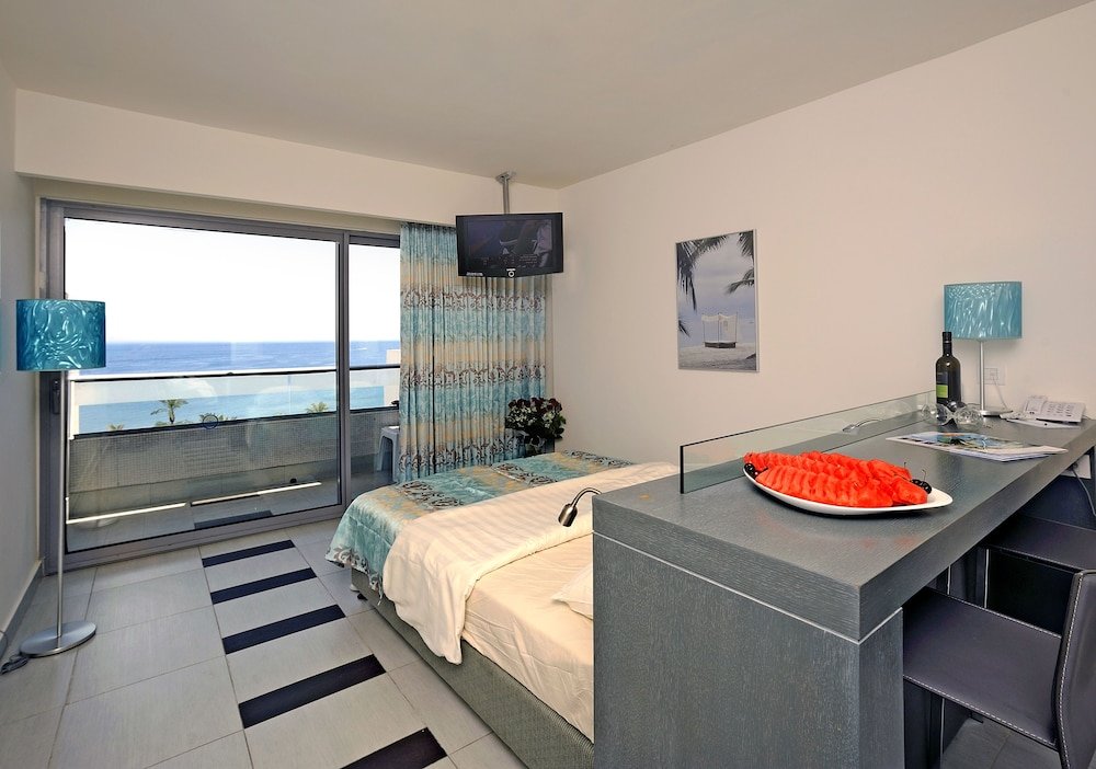 Номер Standard с балконом Neptune Eilat By Dan Hotels