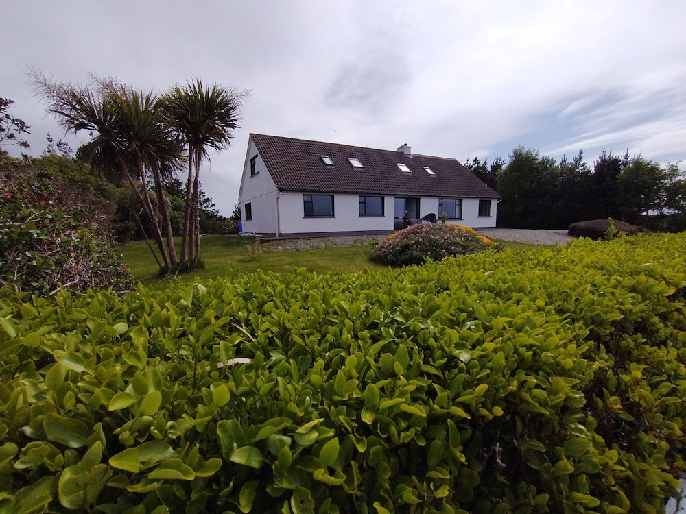 Hütte Lovely 3-bed House in Connemara, County Galway