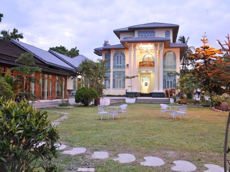 Двухместный люкс Presidential Myitkyina Plam Spring Resort Hotel