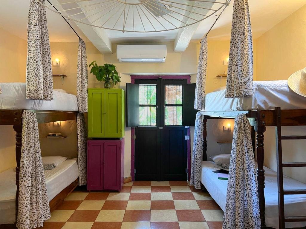 Кровать в общем номере (женский номер) Hostel Candelaria