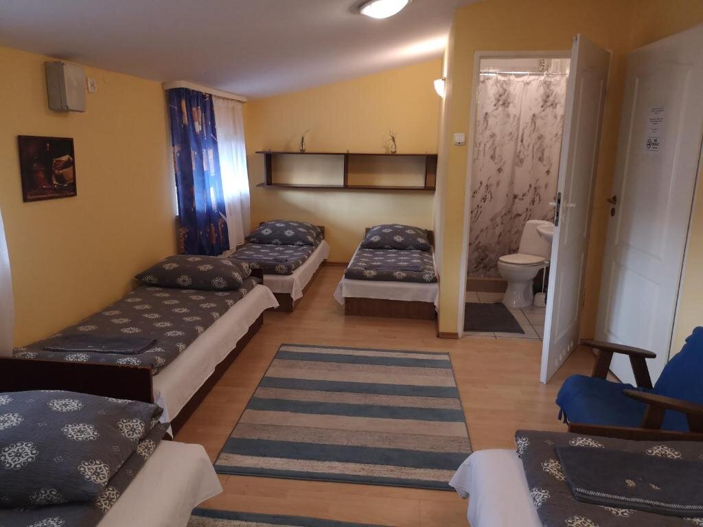 Кровать в общем номере Zajazd Leśny