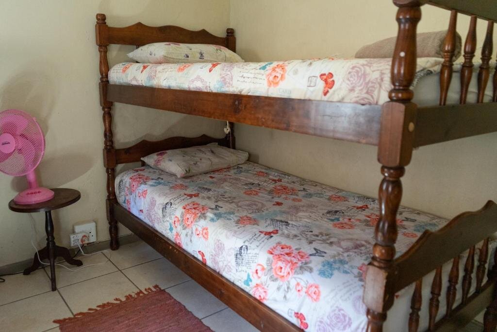 Кровать в общем номере Bay Vista Guesthouse