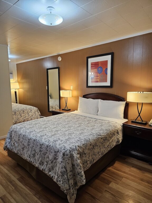 Standard quadruple chambre Parkway Motel & European Lodges