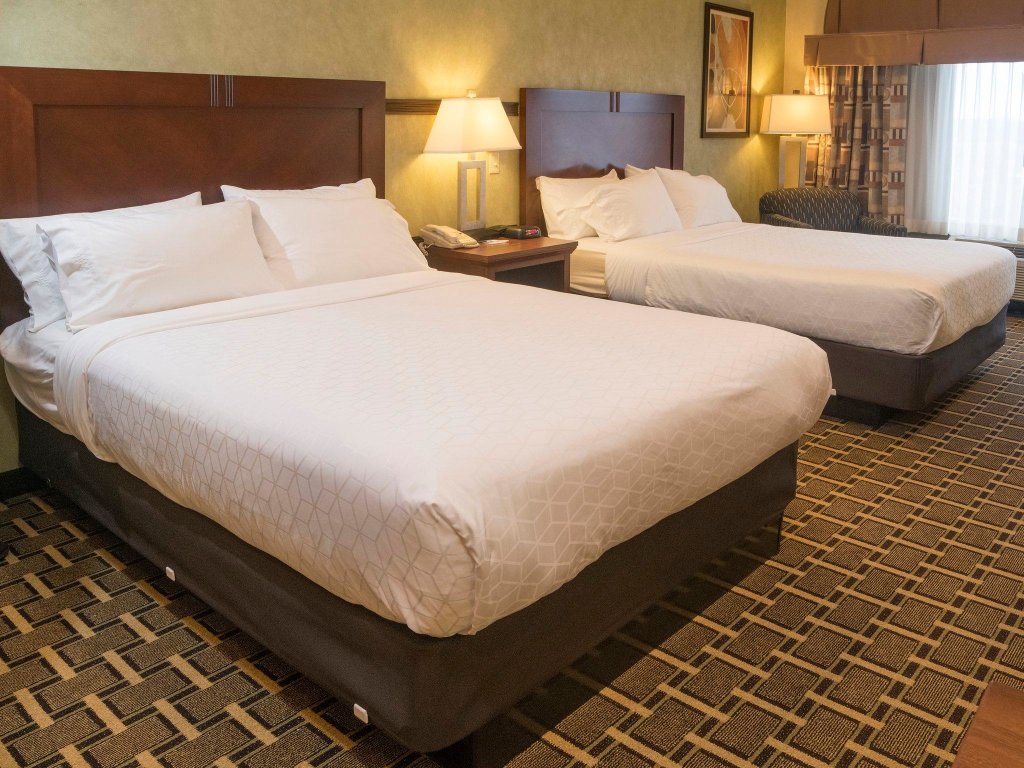 Suite doble Holiday Inn Express & Suites Youngstown N , an IHG Hotel
