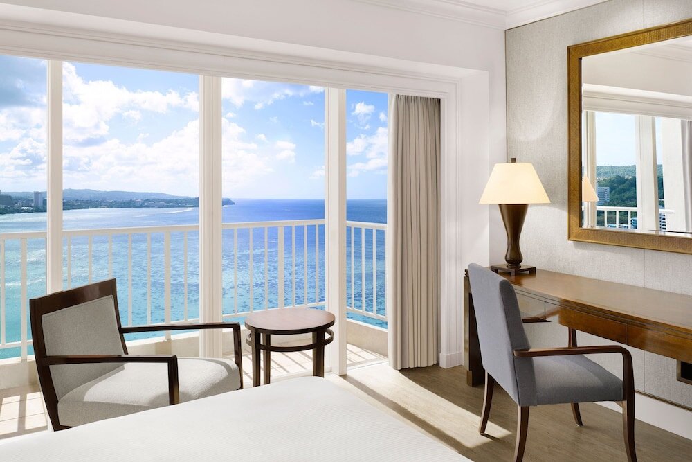 Четырёхместный номер Standard с балконом и с видом на океан The Westin Resort Guam
