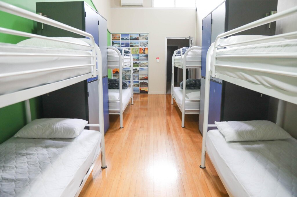 Кровать в общем номере (мужской номер) Port Lincoln Studio Apartments