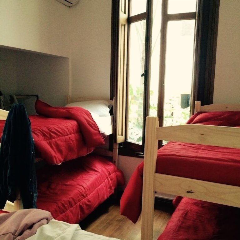 Кровать в общем номере Buenas Vibras Hostel Montevideo