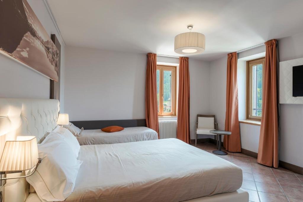 Standard Triple room with mountain view Hotel Garni Cristallo