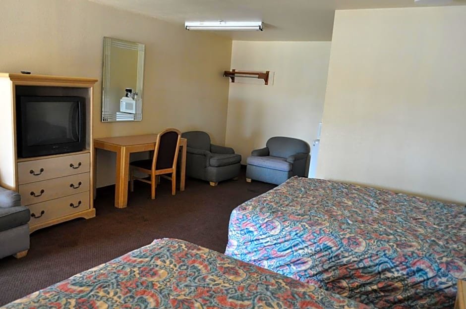 Четырёхместный номер Standard California Suites Motel