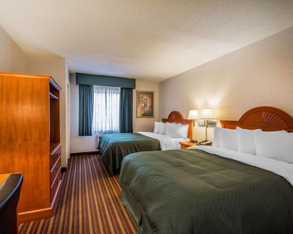 Vierer Suite Quality Inn & Suites at Tropicana Field