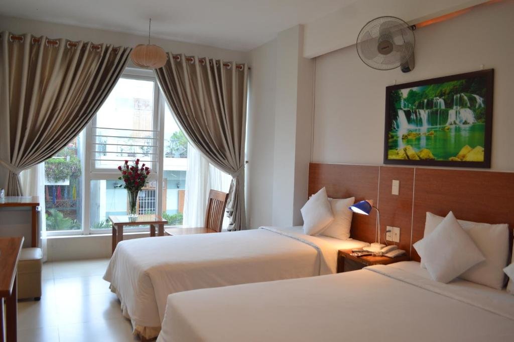 Deluxe Triple room Da Nang Nemo Hotel
