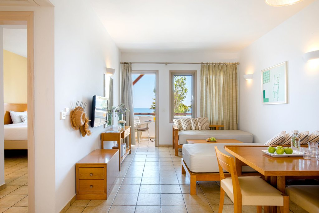 Suite 1 dormitorio con vista parcial al mar Louis Althea Beach
