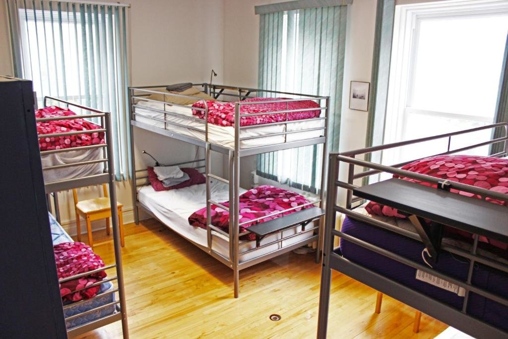 Кровать в общем номере (женский номер) Auberge de Jeunesse Magog-Orford Hostel
