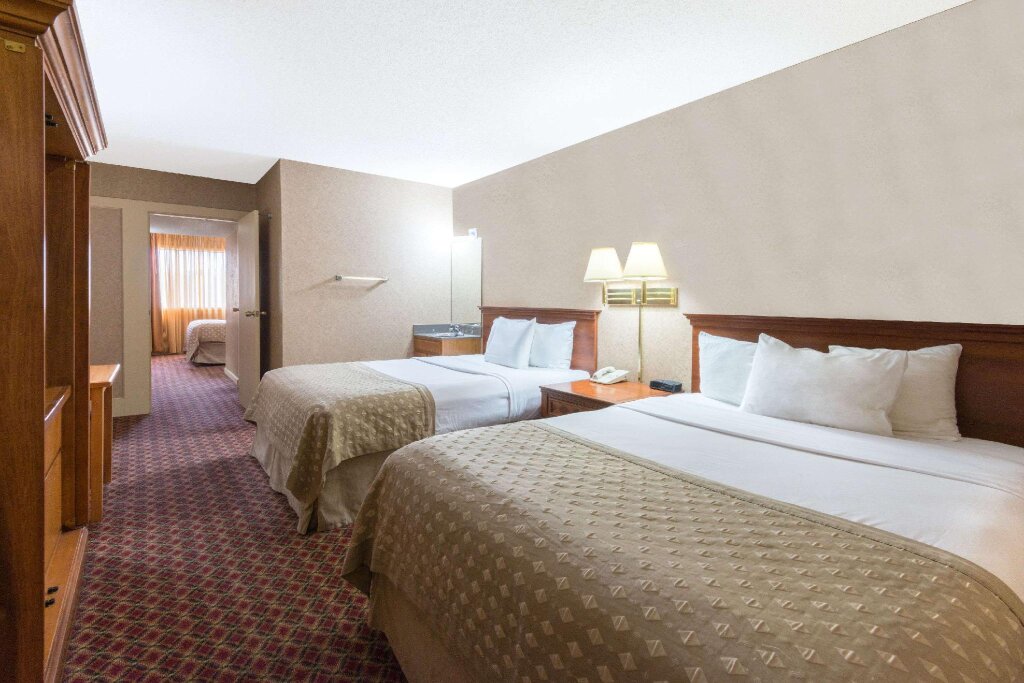Camera doppia Deluxe 1 camera da letto Ramada by Wyndham Topeka Downtown Hotel & Convention Center