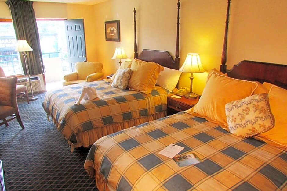 Четырёхместный номер Superior с балконом Arbors at Island Landing Hotel & Suites