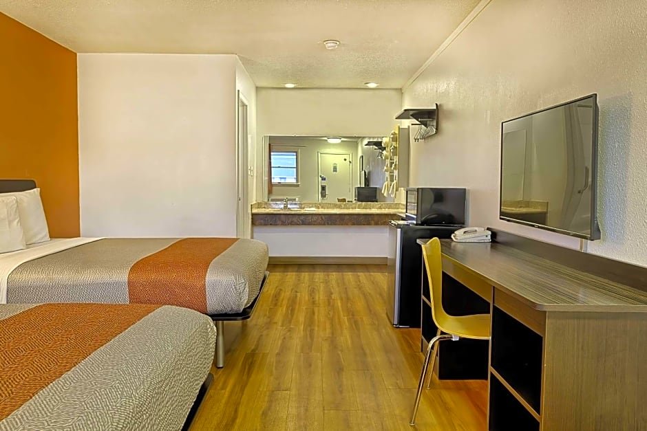 Standard Quadruple room Motel 6-Sullivan, MO