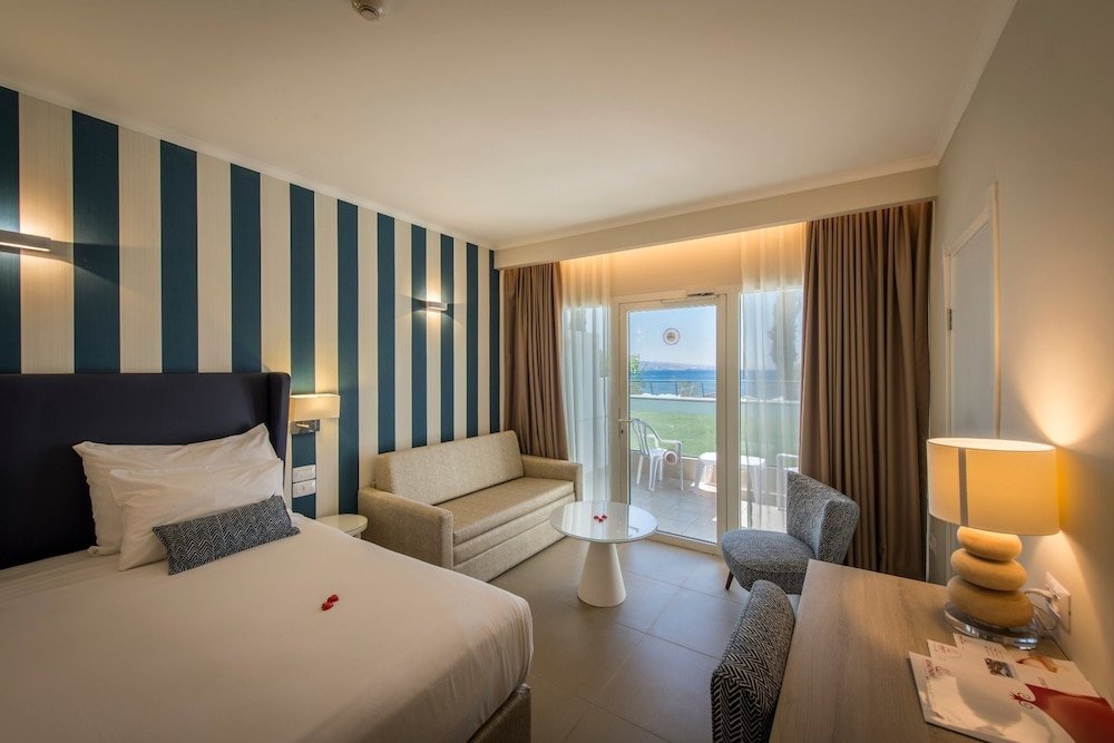 Четырёхместный номер Superior с балконом Neptune Eilat By Dan Hotels
