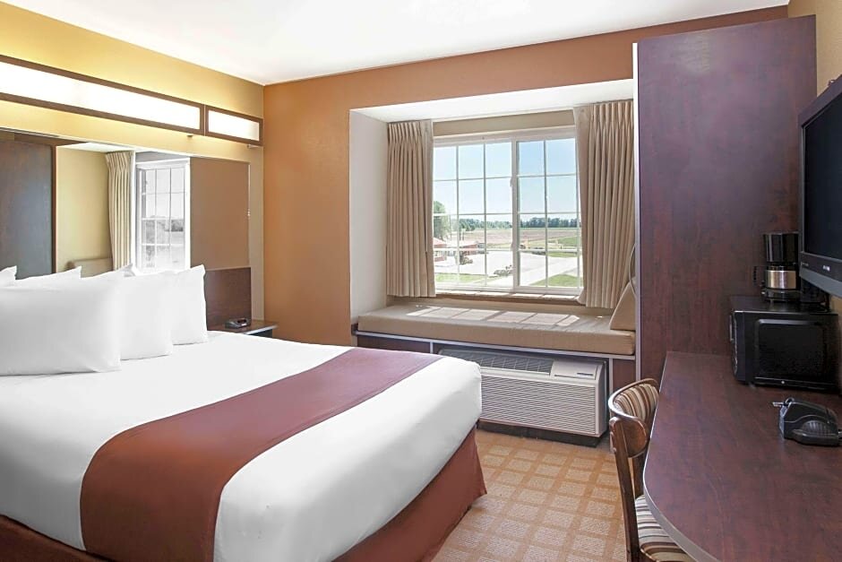 Deluxe room Microtel Inn & Suites by Wyndham Breaux Bridge