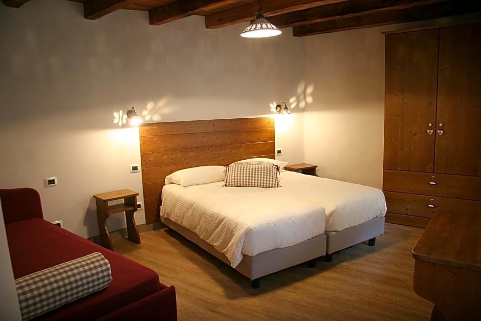 Standard room with balcony Ostello del Castello Tirano