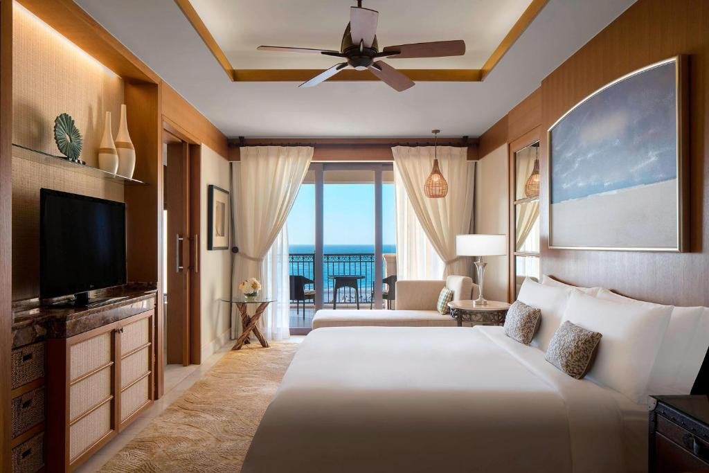 Двухместный гостевой номер Premium с балконом и с видом на море The St. Regis Saadiyat Island Resort, Abu Dhabi