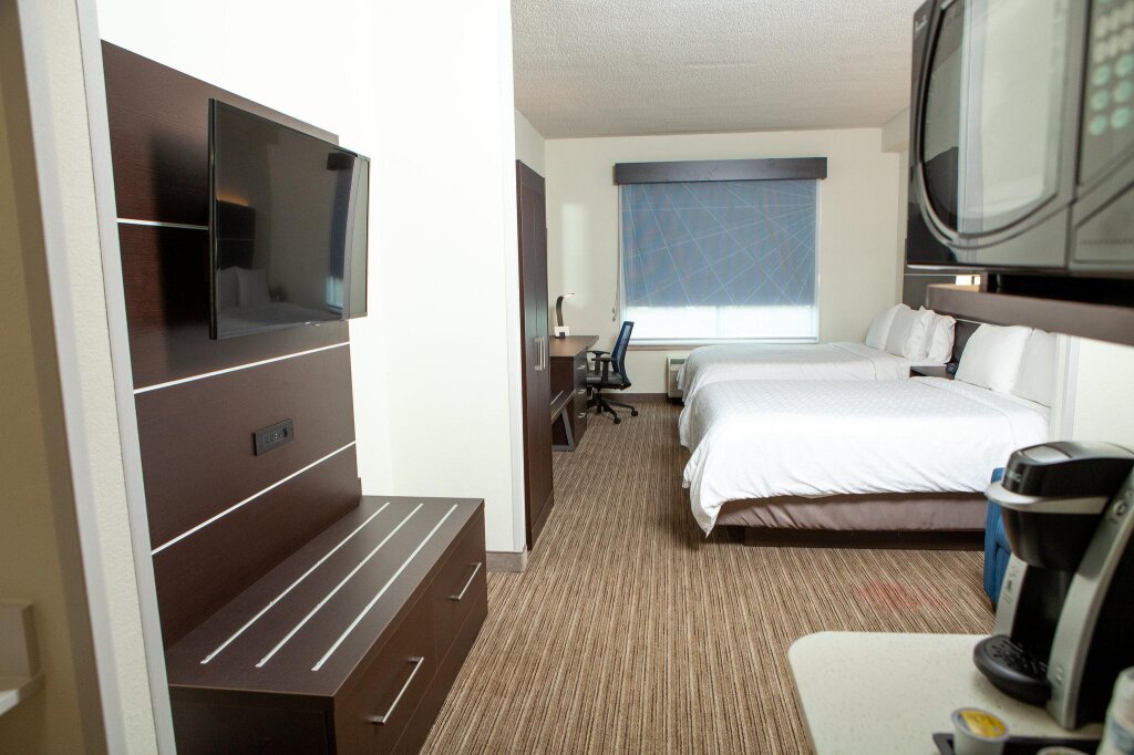 Четырёхместный люкс Holiday Inn Express Hotel & Suites- Gadsden, an IHG Hotel